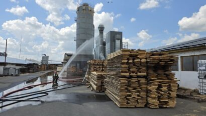 Incendiu puternic la un siloz de rumeguș dintr-o localitate mureșeană