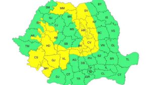 Aria de precipitaţii şi instabilitate atmosferică severă se va restrânge astăzi la zona Arcului Carpatic, unde va fi cod galben între orele 12 şi 21