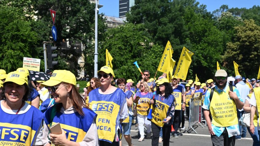 160.000 de profesori cer modificarea Legilor educației