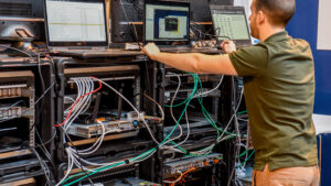 IT-ul rămâne cel mai bine plătit domeniu, cu un salariu mediu de 8.000 de lei