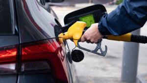 Acciză redusă dinamic la carburanți