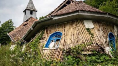 Harghita: Uşile împărăteşti de la biserica prăbuşită din Uilac, recuperate de pompieri