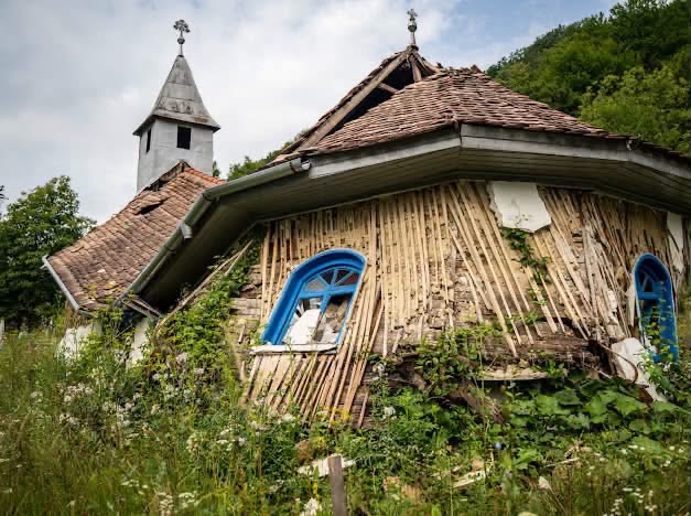Harghita: Uşile împărăteşti de la biserica prăbuşită din Uilac, recuperate de pompieri