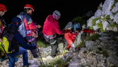 Turişti polonezi surprinşi de noapte pe munte, salvaţi de Salvamont Zărneşti