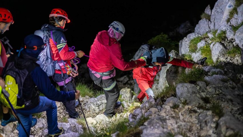 Turişti polonezi surprinşi de noapte pe munte, salvaţi de Salvamont Zărneşti