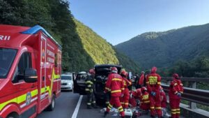UPDATE Sibiu: Bărbatul aflat în autoturismul peste care a căzut o stâncă pe Valea Oltului a decedat