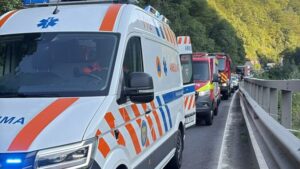 UPDATE Sibiu: Bărbatul aflat în autoturismul peste care a căzut o stâncă pe Valea Oltului a decedat