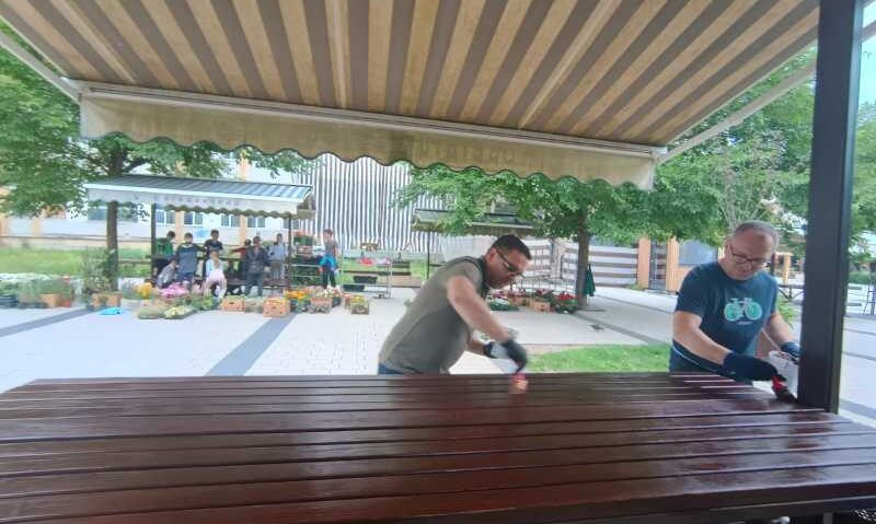 Acțiune civică la M. Ciuc, unde mobilierul urban din centru a fost revopsit