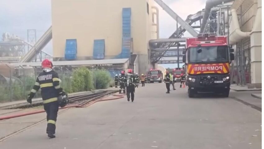 O explozie urmată de incendiu a avut loc în această dimineaţă la o hală a unei fabrici de produse din lemn din municipiul Braşov
