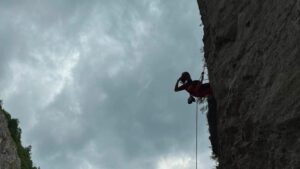Salvamont Zărneşti, intervenţie de urgenţă pe traseul de escaladă Bebe din Prăpăstiile Zărneştiului