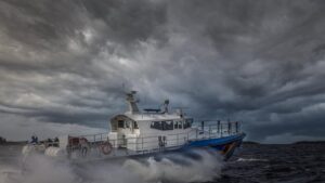 O navă comercială a luat foc aseară în Marea Neagră, în zona economică exclusivă a României