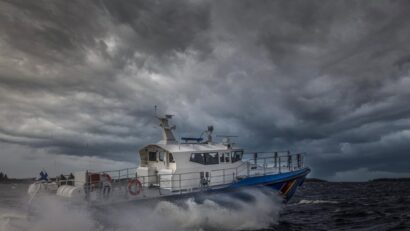 O navă comercială a luat foc aseară în Marea Neagră, în zona economică exclusivă a României
