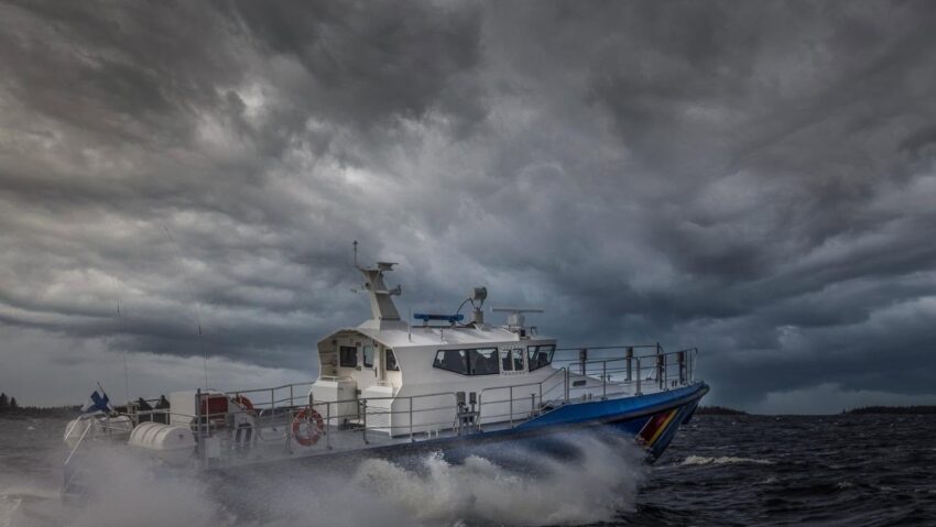 O navă comercială a luat foc aseară în Marea Neagră, în zona economică exclusivă a României
