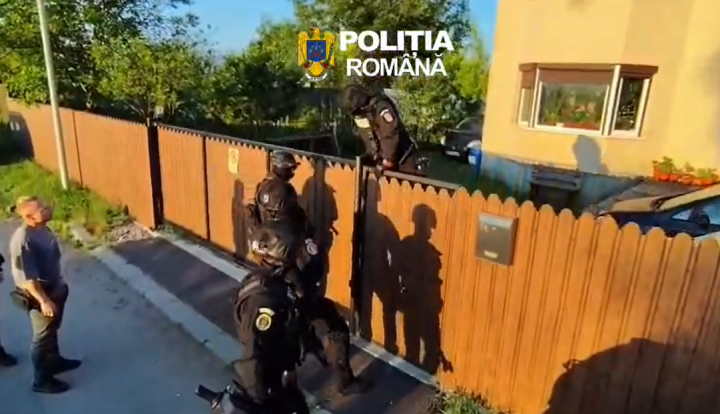 6 tineri brașoveni, trimiși în judecată pentru fascism