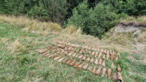 82 de bombe de aruncător, descoperite și ridicate de autorități la Tușnadu Nou