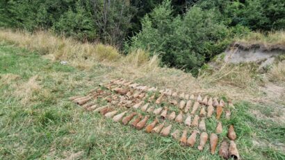 82 de bombe de aruncător, descoperite și ridicate de autorități la Tușnadu Nou