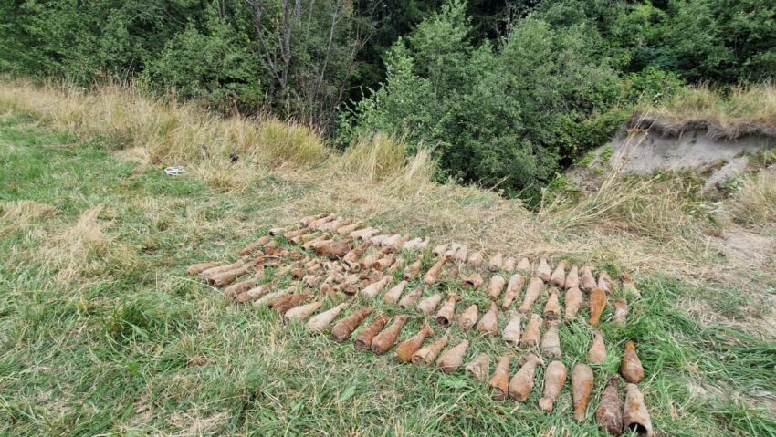 82 de bombe de aruncător, descoperite și ridicate de autorități la Tușnadu Nou