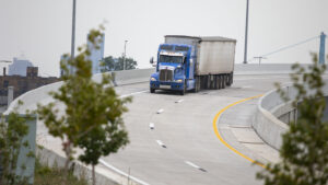Transportatorii români avertizează asupra unui exod al șoferilor de camion