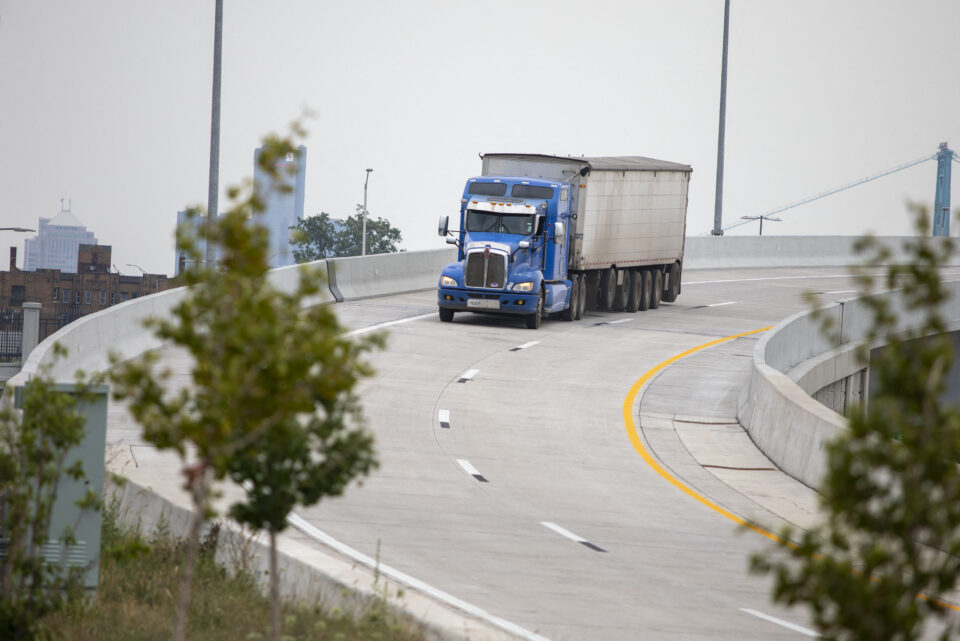 Transportatorii români avertizează asupra unui exod al șoferilor de camion