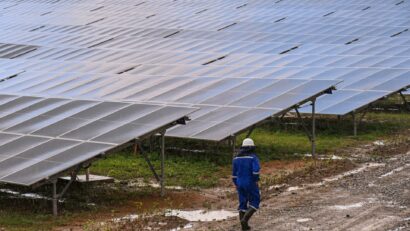 Fără stocarea curentului electric produs, creșterea numărului de panouri solare va duce la blocaj energetic