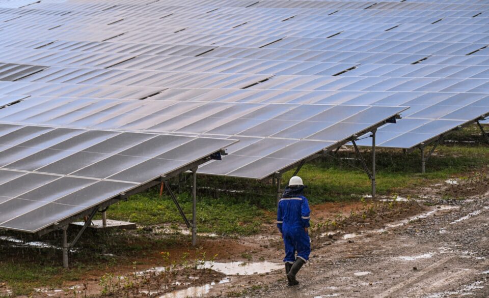 Fără stocarea curentului electric produs, creșterea numărului de panouri solare va duce la blocaj energetic