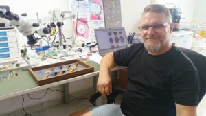 Un artizan mureșean a creat un ceas personalizat pentru Nadia Comăneci