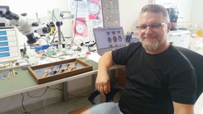 Un artizan mureșean a creat un ceas personalizat pentru Nadia Comăneci