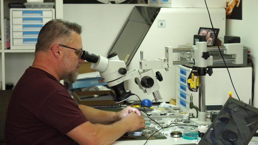 Bucuria de a fi | Povestea unei pasiuni, pe drumul succesului: Un ceas creat de un târgumureșean a fost selectat pentru Grand Prix d’Horlogerie de Genève
