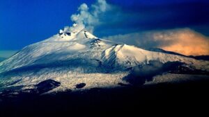 Ministerul de Externe atenţionează că autorităţile regiunii italiene Sicilia au ridicat nivelul de alertă pentru vulcanul Etna
