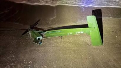 Rămăşiţele unei drone, fără elemente pirotehnice, găsite în apa mării pe o plajă la Mamaia