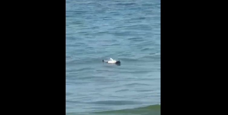 Rămăşiţele unei drone, fără elemente pirotehnice, găsite în apa mării pe o plajă la Mamaia