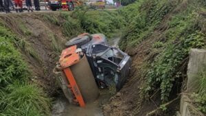 Un mureșean a rămas încarcerat după ce s-a răsturnat cu un compactor