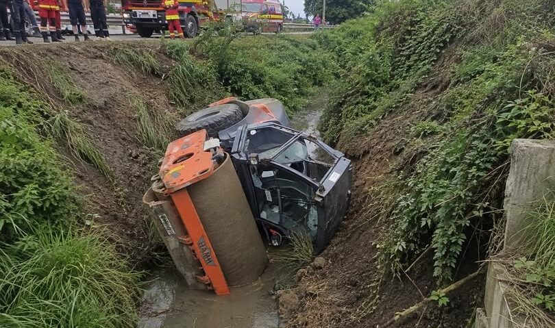 Un mureșean a rămas încarcerat după ce s-a răsturnat cu un compactor