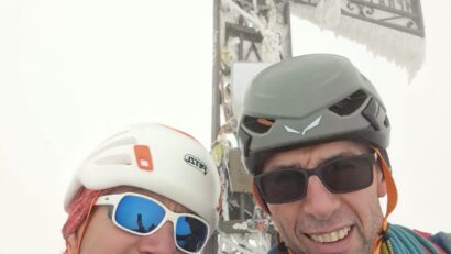Patru salvamontiști și un voluntar din Brașov au reușit o ascensiune extrem de dificila într-o expediție caritabilă