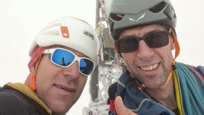 Patru salvamontiști și un voluntar din Brașov au reușit o ascensiune extrem de dificila într-o expediție caritabilă