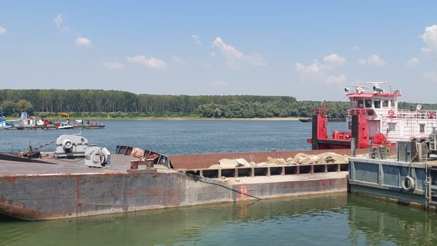 Autorităţile au amânat pentru vineri scufundarea în Dunăre a primelor două barje încărcate cu piatră