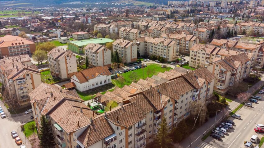 Autoritățile din Sf. Gheorghe oferă ajutor firmelor cu sediul în blocurile de locuințe reabilitate termic