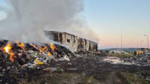 Activitatea de salubritate continuă la Leț – Covasna, după incendiul de la staţia de sortare a deșeurilor