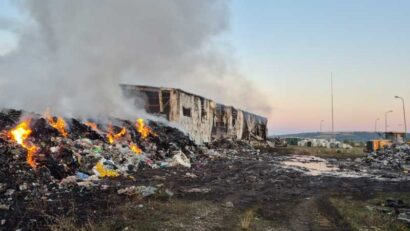 Pagube de aproximativ un milion de euro în urma incendiului de la Stația de sortare a deșeurilor din Leț, judeţul Covasna