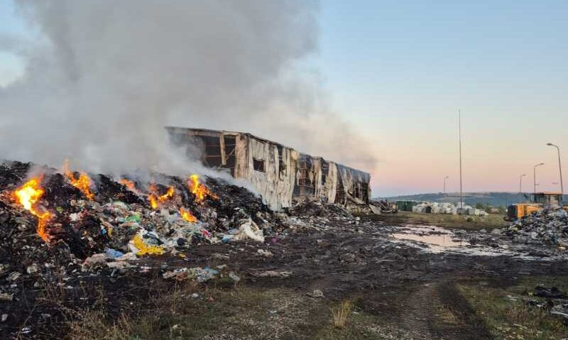 Pagube de aproximativ un milion de euro în urma incendiului de la Stația de sortare a deșeurilor din Leț, judeţul Covasna