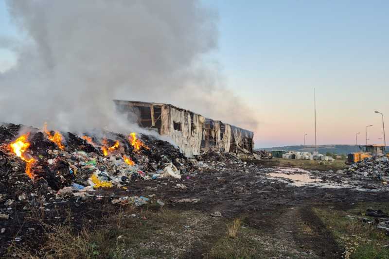 Activitatea de salubritate continuă la Leț – Covasna, după incendiul de la staţia de sortare a deșeurilor