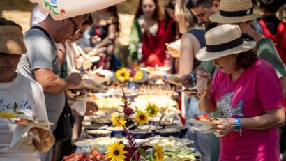 Coşuri cu alimente, pregătite pentru turişti la picnicul cultural Gustul Cetăţii, la Săptămâna Haferland 2026
