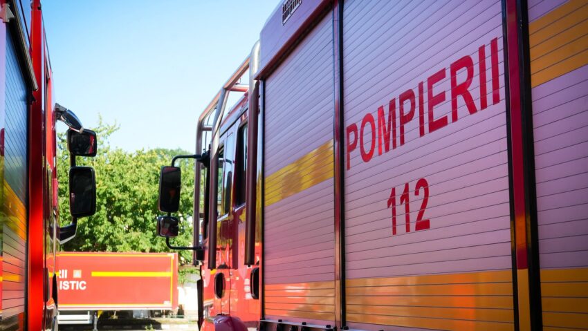 Un mureșean a rămas încarcerat după ce s-a răsturnat cu un compactor