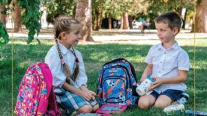 Peste 2.000 de copii din Covasna vor primi gratuit ghiozdane și rechizite la începutul anului școlar