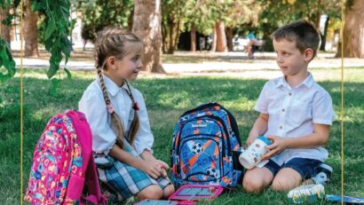 Peste 2.000 de copii din Covasna vor primi gratuit ghiozdane și rechizite la începutul anului școlar