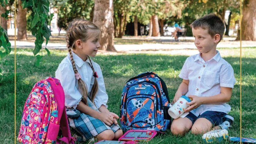 Peste 2.000 de copii din Covasna vor primi gratuit ghiozdane și rechizite la începutul anului școlar