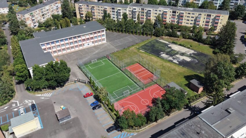 Primăria Braşov a semnat contractul pentru una dintre cele mai mari săli de sport şcolare