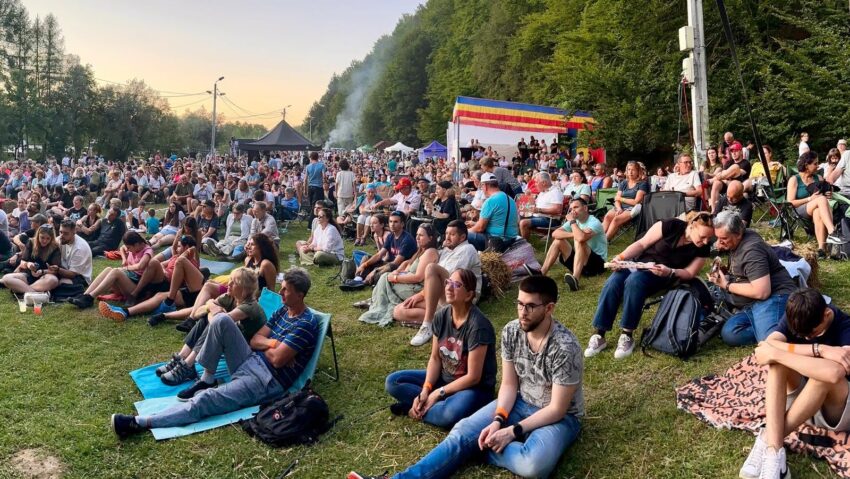 Peste 2.000 de oameni au participat ieri la festivalul de folk „Vama de la Munte”