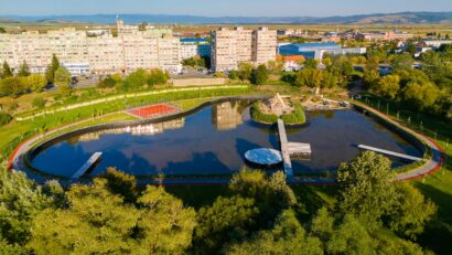 2.000 de plimbări cu barca şi hidrobicicleta în prima lună de funcţionare pe lacul din Sf. Gheorghe