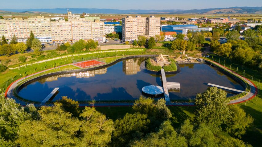 2.000 de plimbări cu barca şi hidrobicicleta în prima lună de funcţionare pe lacul din Sf. Gheorghe